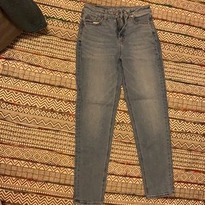 Mom Jean stretch light wash American eagle jeans